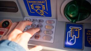 Kolik stojí výběr z bankomatu